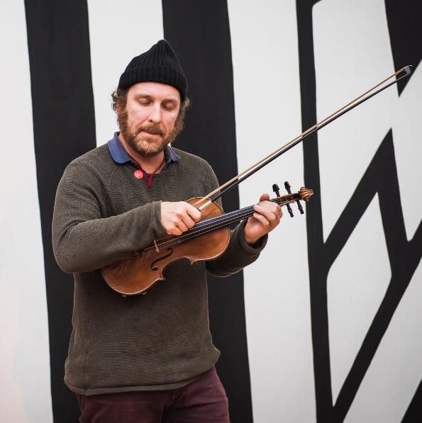 Max Swagemakers spelend op zijn viool in het Bonnefantenmuseum